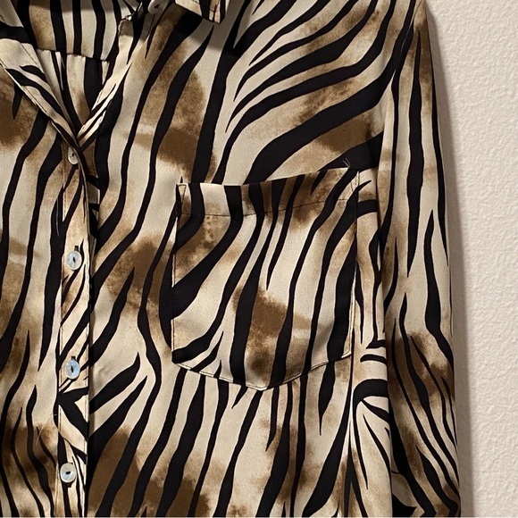 Chico’s Shirt Women’s Size‎ 1 Medium Button Down Tie Animal Print Mobwife - Picture 6 of 12